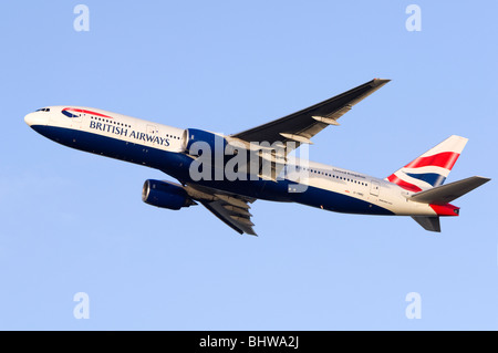 Boeing 777 exploité par British Airways escalade de décoller à l'aéroport Heathrow de Londres Banque D'Images