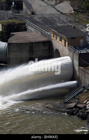 Hydro-électrique eau petit traitement de barrage de dessus vue de dessus au-dessus de la tête en Virginie occidentale USA énergie naturelle non renouvelable personne aucune personne haute résolution Banque D'Images