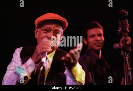 Barbarito Torres, gauche, Ibrahim Ferrer effectuer pendant le Festival de musique de Lotus. Buena Vista Social Club musique cubaine latino d'Amérique latine. Banque D'Images