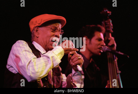 Barbarito Torres, gauche, Ibrahim Ferrer effectuer pendant le Festival de musique de Lotus. Buena Vista Social Club musique cubaine latino d'Amérique latine. Banque D'Images