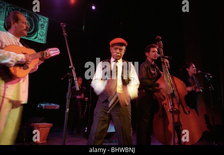 Barbarito Torres, gauche, Ibrahim Ferrer effectuer pendant le Festival de musique de Lotus. Buena Vista Social Club musique cubaine latino d'Amérique latine. Banque D'Images