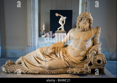 Statue de l'Oceanus, 2ème ANNONCE de siècle, Ephèse, et lanceur de disque derrière, Musée archéologique d'Istanbul en Turquie. Banque D'Images