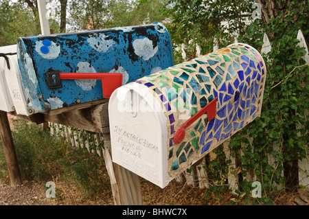 Boîtes aux lettres colorées peintes à la main à Madrid, Nouveau-Mexique. Banque D'Images