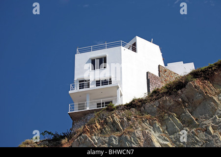 Accueil de luxe peint en blanc sur le sommet d'une montagne rocheuse au Mexique. Pour voir d'un balcon chambre surround de l'océan Pacifique. Banque D'Images