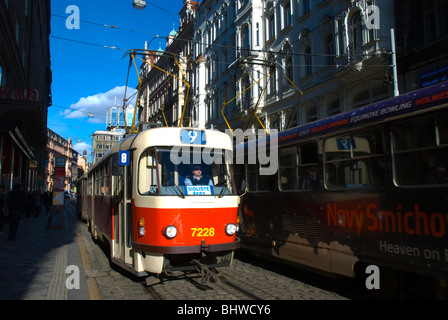 Des tramways rue Vodickova Nove Mesto Prague République Tchèque Europe Banque D'Images