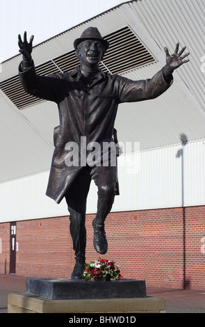 Statue d'ex SAFC FA Cup winning manager Bob Stokoe au stade de la lumière, Sunderland, Angleterre, RU Banque D'Images