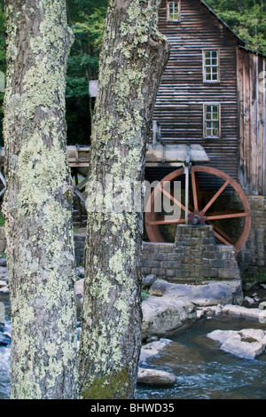 Le Glade Creek Grist Mill avec roue en bois à Babcock State Park West Virginia WV aux États-Unis US abandonne maison de ferme en bois personne verticale haute résolution Banque D'Images