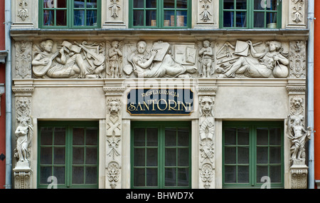 Bas relief à la rue Długi Targ (longue) du marché, à Gdańsk Pomorskie, Pologne Banque D'Images