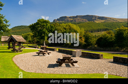 Swann's Bridge pique-nique avec les rochers escarpés de la montagne au-delà de Binevenagh près de Limavady le comté de Londonderry en Irlande du Nord UK Banque D'Images