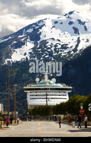 Bateau de croisière et les montagnes avec de la neige à partir de la route principale à Skagway, USA Banque D'Images