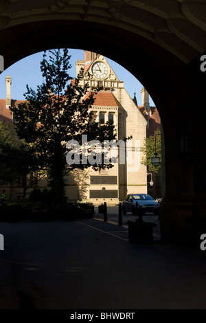 John Owens dans l'ancien bâtiment dans le quadrangle Université de Manchester Banque D'Images