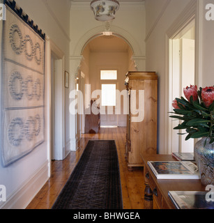 Blanc +bleu mosaïque murale matelassée en blanc townhouse salle avec moquette orientale runner sur du parquet ciré Banque D'Images