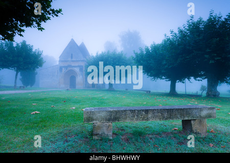 L'église Saint-Léon dans la brume à l'aube. Banque D'Images