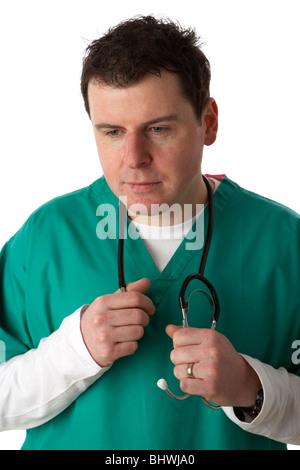 Man wearing scrubs medical à la triste en regardant holding stethoscope Banque D'Images