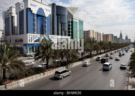 Moderne de la circulation rue animée Riyadh Arabie Saoudite Banque D'Images