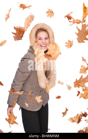 Studio photo de plein isolé une jeune et belle femme avec des vêtements d'hiver et la chute feuillage Banque D'Images