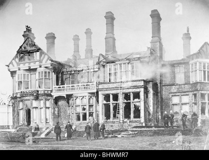 La maison de M. Arthur du Cros à St Leonards, Hastings, incendié par les suffragettes, avril 1913. Artiste : Inconnu Banque D'Images