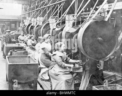 Les femmes qui effectuent des balles, mai 1915. Artiste : Inconnu Banque D'Images