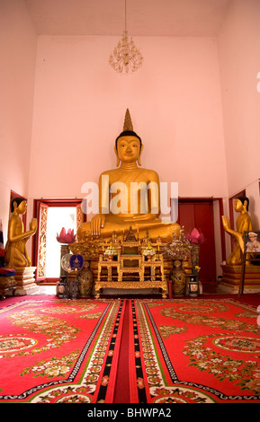 À l'intérieur du temple Wat Puttamongkon dans la ville de Phuket - Thaïlande Banque D'Images