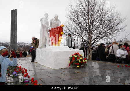 Commémoratif de la Dolina Slavy, Arctique de la Russie. 64-ème anniversaire de la victoire de l'Union soviétique sur l'Allemagne nazie pendant la Seconde Guerre mondiale. Banque D'Images