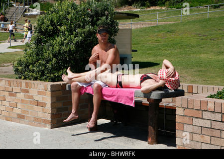 Couple à Bronte Beach, à quelques kilomètres à l'extérieur de Sydney, Australie. Banque D'Images