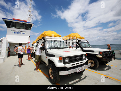 Backpapers se préparer à conduire sur la plage de Fraser Island alors qu'ils prennent le chemin de la plage sur le ferry Banque D'Images