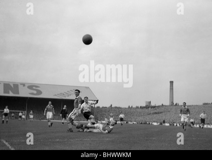 Accueil International Championnat et de la Coupe du Monde 1954 match de qualification à Ninian Park, Cardiff. Pays de Galles v Angleterre 1 4. De l'action Banque D'Images