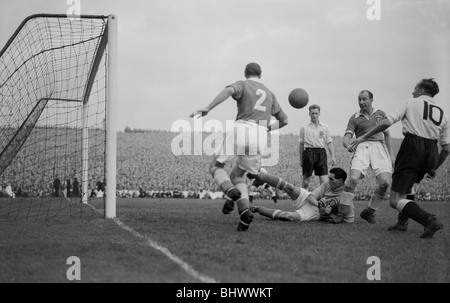 Accueil International Championnat et de la Coupe du Monde 1954 match de qualification à Ninian Park, Cardiff. Pays de Galles v Angleterre 1 4. Action Banque D'Images