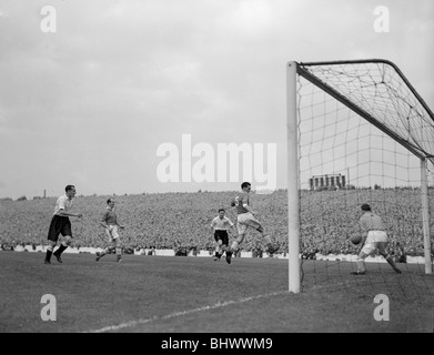 Accueil International Championnat et de la Coupe du Monde 1954 match de qualification à Ninian Park, Cardiff. Pays de Galles v Angleterre 1 4. De l'action Banque D'Images