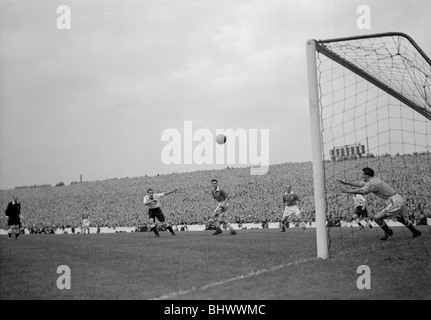 Accueil International Championnat et de la Coupe du Monde 1954 match de qualification à Ninian Park, Cardiff. Pays de Galles v Angleterre 1 4. De l'action Banque D'Images