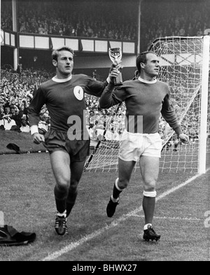 F.A Bouclier de bienfaisance. Everton v Liverpool. 13 août 1966. Mersyside rivaux et Angleterre coéquipiers Roger Hunt de Liverpool et Banque D'Images