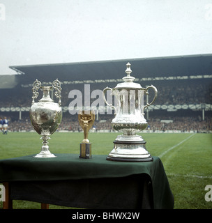 Le trophée du championnat de la Ligue, le trophée de la Coupe du Monde Jules Rimet et la FA Cup trophy sur l'écran avant que le Liverpool v Banque D'Images