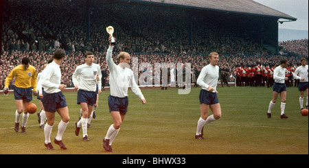 Match International de Belfast en Irlande du Nord 0 v Angleterre 2 Bobby Charlton détient en altitude le trophée de la Coupe du Monde Jules Rimet à la foule à leur premier match depuis qu'il est devenu champion du monde d'octobre 1966 Banque D'Images