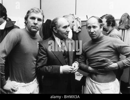 Angleterre 1966 v Fulham Old Timers 23 mars 1976 Gérer Sir Alf Ramsey revit gloires passées avec deux de ses héros de sa Coupe du Monde 1966 winnung squad. Bobby Moore à gauche et Bobby Charlton après le témoignage de l'ancien joueur de match Angleterre Alan Mullery Banque D'Images