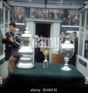 FA Charity Shield match à Goodison Park. Everton v Liverpool 1 0. Les trois trophées remportés la saison dernière sur l'affichage à l'intérieur de la Banque D'Images