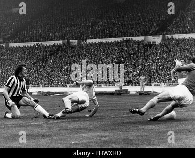 1976 Finale de Coupe de Ligue au stade de Wembley. Manchester City 2 v Newcastle United 1. Le Newcastle Alan Gowling marque un but avec une Banque D'Images