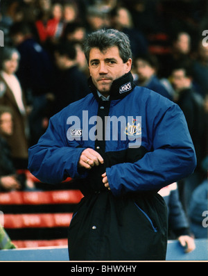 Kevin Keegan Manager de Newcastle United Football Club vu marcher le long de la ligne de touche au match de foot avec Ardiles prenant United nowhere fast - en effet dans la troisième division si n'importe où - comme John Hall a remporté la bataille d'alimentation, les changements étaient inévitables. Le clubÕs nouveaux propriétaires ont réagi rapidement et en février 1992 ramené Kevin Keegan comme un talisman dans une soumission d'inspirer tous - et sauver le club de la catastrophe de Division Trois. Banque D'Images