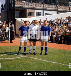 Fulham v Everton match de championnat à Craven Cottage trois joueurs de la coupe du monde de L-R : Alan Ball, George Cohen et Ray Wilson Août 1966 Banque D'Images