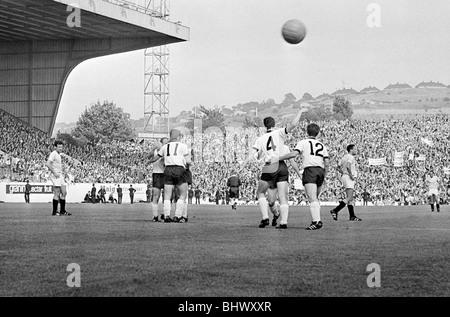 Quart de finale de la Coupe du Monde en Allemagne de l'Ouest par rapport à l'Uruguay 24 juillet 1966 Beckenbauer numéro 4 d'être félicité par tema mates après avoir marqué le deuxième but personnel Varley m/c Banque D'Images