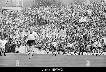 Quart de finale de la Coupe du Monde en Allemagne de l'Ouest par rapport à l'Uruguay 24 Juillet 1966 Un heureux et souriant Beckenbauer après avoir marqué le deuxième but personnel Varley m/c Banque D'Images