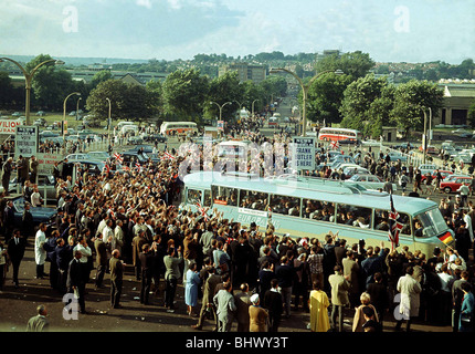 Coupe du Monde de Football finale de la Coupe du Monde 1966 l'Angleterre a battu l'Allemagne de l'Ouest 4 - 2 Foule d'arriver au stade de Wembley finale de la Coupe du Monde de RPO Supporters Fans ©1960 Mirrorpix Banque D'Images