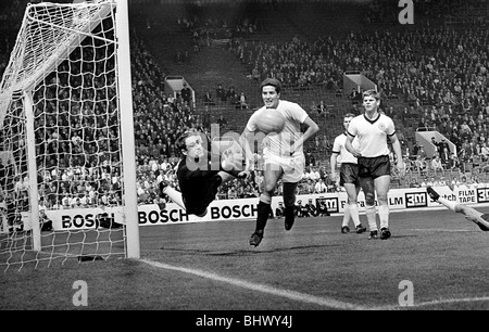 Coupe du Monde de Football 1966 en Allemagne de l'ouest de l'Allemagne de l'ouest de l'Uruguay v gardien Tilkowski cthe poinçons ball clairement de no L'Uruguay 19 Silva. Varley ©1960 Mirrorpix Banque D'Images