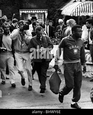 La star brésilienne du football Pelé entouré par les photographes et cameramen à l'équipe brésilienne conférence de presse à Lymm, Cheshire Banque D'Images