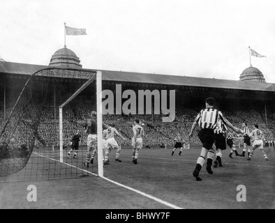 F.A. Finale de la coupe 1955. Newcastle United 3-1 Manchester City. 07.05.55. George Hannah (deuxième à droite) le troisième Newcastle Banque D'Images