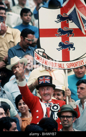 Coupe du Monde 1970 groupe C Angleterre 1 Roumanie 0 Jalisco, Guadalajara Angleterre football supporteur, Ken Bailey, avec des bannières, top hat et Union Jack Mexique Banque D'Images