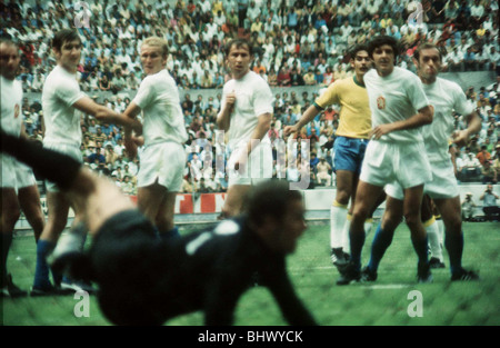 Groupe C de la Coupe du Monde 1970 Brésil 4 Tchécoslovaquie 1 Jalisco, Guadalajara. L'équipe tchèque regardent le scores Rivelino premier but du Brésil Banque D'Images