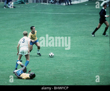 Groupe C de la Coupe du Monde 1970 Brésil 4 Tchécoslovaquie 1 Jalisco, Guadalajara Pele terrassé par Vaclav Migas (3) Tostao (jaune) a ball Banque D'Images