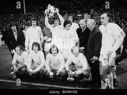 3 mars 1973 Finale de Coupe de Ligue au stade de Wembley. 1 Tottenham Hotspur v Norwich City 0. L'équipe incite célébrer avec le trophée Banque D'Images