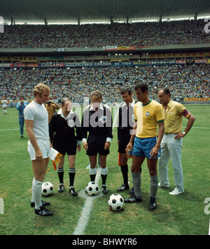 Groupe 3 de la Coupe du monde match à Guadalajara, Mexique Angleterre v 0 Brésil 1 Les deux capitaines, Bobby Moore de l'Angleterre et Carlos Alberto Banque D'Images