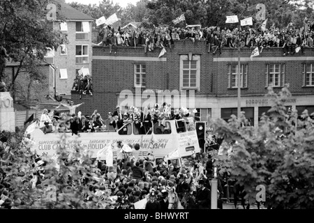 Spurs homecoming après avoir remporté la FA Cup. Les joueurs avec le trophée sur le bus. Le 15 mai 1981. Finale de la FA Cup replay 1981. Banque D'Images